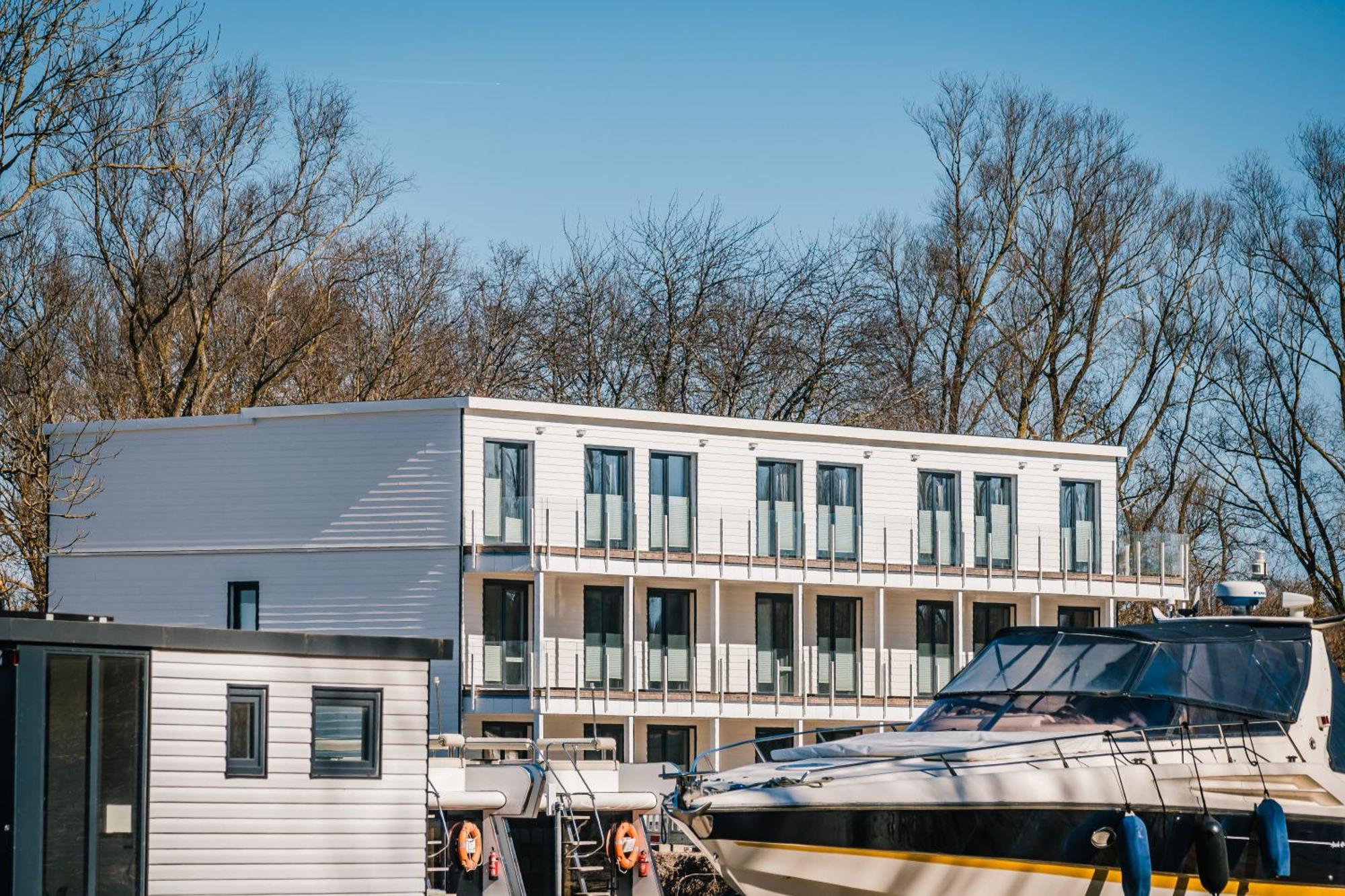 Marina Martinshafen - Lotsenhaus Hotel Neuhof  Kültér fotó